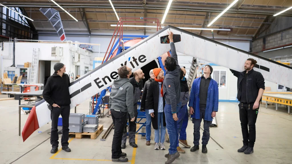 EnerKíte-Mitarbeitende begutachten ein Fluggerät in der Werkhalle der Urban Tech Republic.