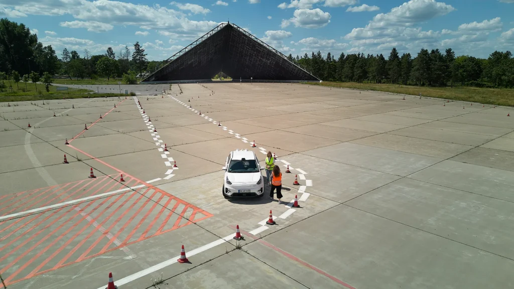 Testfläche mit einem Auto zur Erprobung autonomer Fahrfunktionen auf dem ehemaligen Vorfeld des Flughafens Tegel.